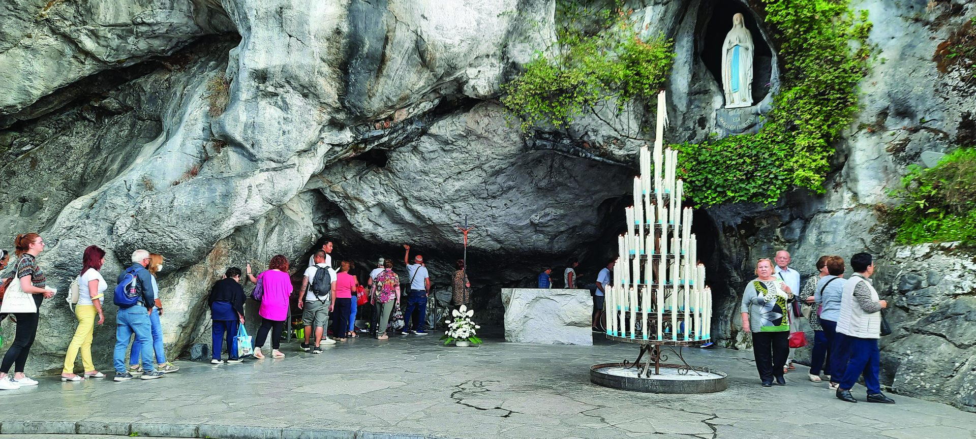 Pilgrimme i kø for at røre den hellige grotte i Lourdes i Sydfrankrig. (Foto Pia Sørensen, 2022)
